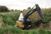 Realizan trabajos de zanjeo preventivo en el Pluvial Norte de calle Salta