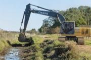 Realizan tareas de zanjeo para mejorar el escurrimiento de agua en la zona de quintas
