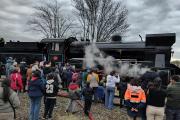 La histórica locomotora a vapor volvió a pasar por Maipú y reunió a vecinos en la estación