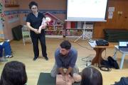 Sebastián Cereceda y María Paulsen brindaron una charla sobre accidentes y primeros auxilios al personal del Jardín Maternal Estrellitas