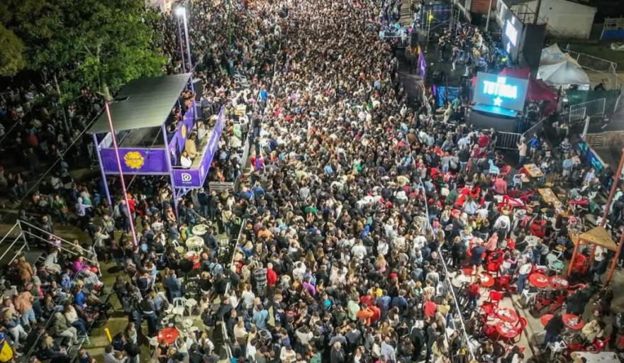 Multitudinario Carnaval del Sol y lleno total en el Parque Termal de Dolores