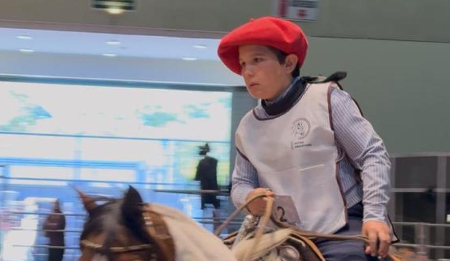 Emilio Zabala representa a Maipú en una prueba de mansedumbre en la Expo de Caballos