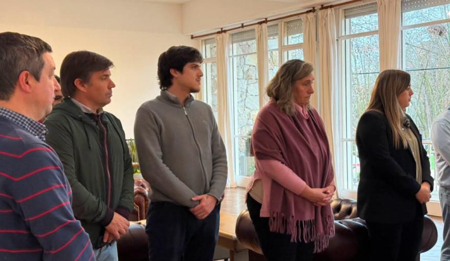 El padre José Mayoral recorrió las dependencias municipales junto a la imagen de San Cayetano