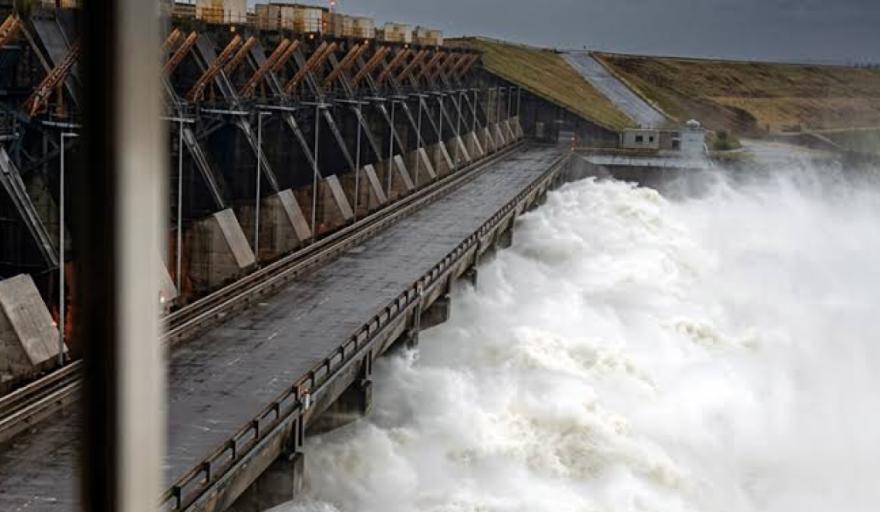 Yacyretá abrió las compuertas ante la crecida del río Paraná