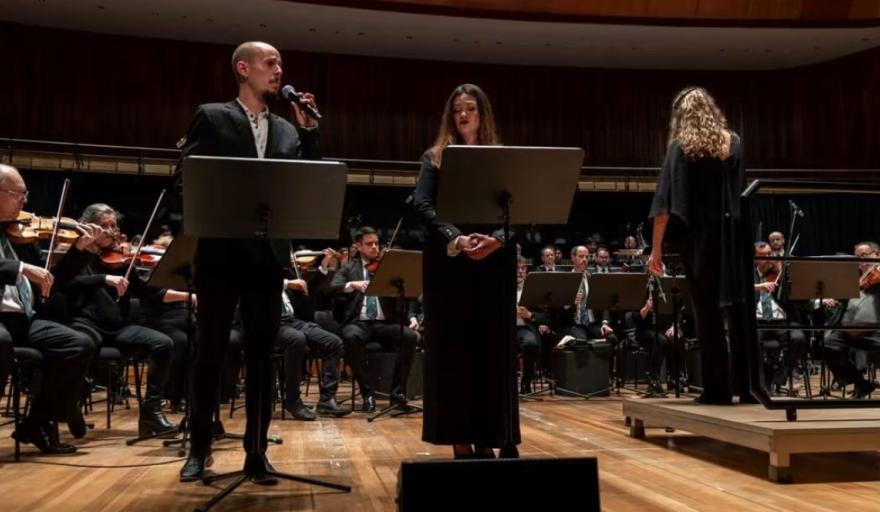 Simón Fahey llevó su voz al escenario del Palacio Libertad